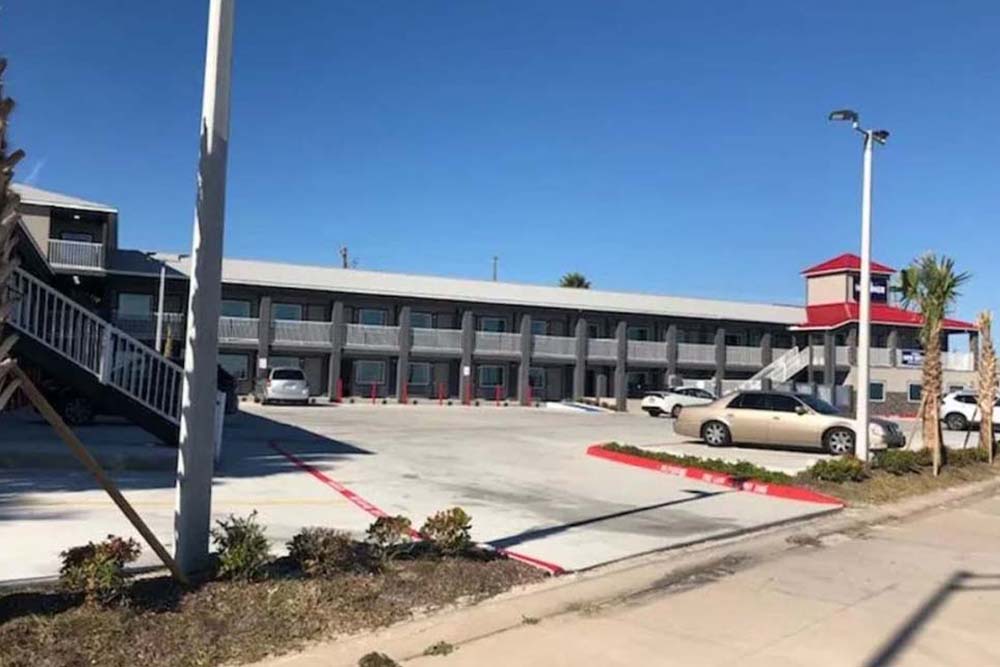 Mariner Inn Great Location Across from the Beach